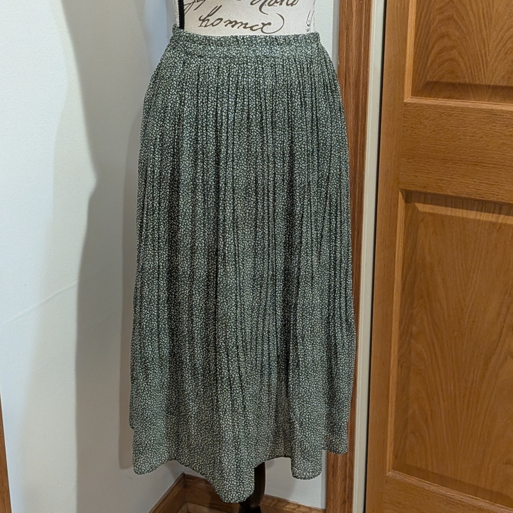 Mikarose Green Ditsy Floral Pleated Midi Skirt Size XS Elastic Waist Boho